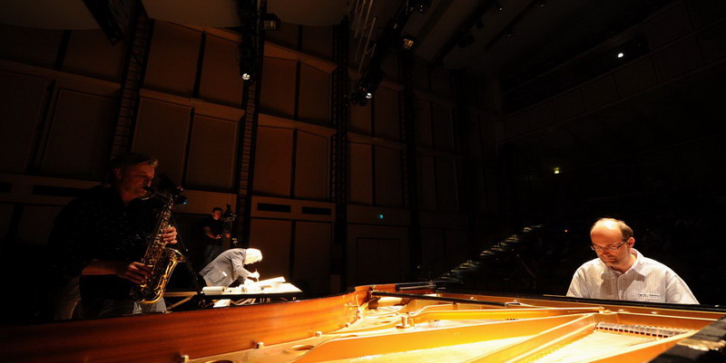 Xavier Rosselle et Jean-christian Lecoz derrière Roland Palmaerts