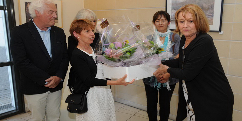 Remise de fleurs aux dames...