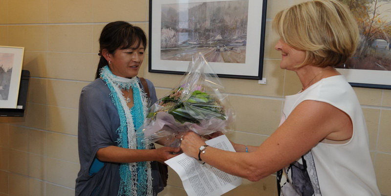 Remise de fleurs aux dames...