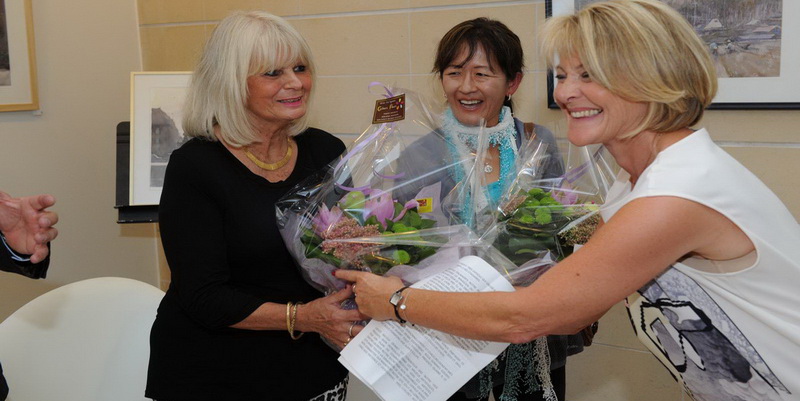 Remise de fleurs aux dames...