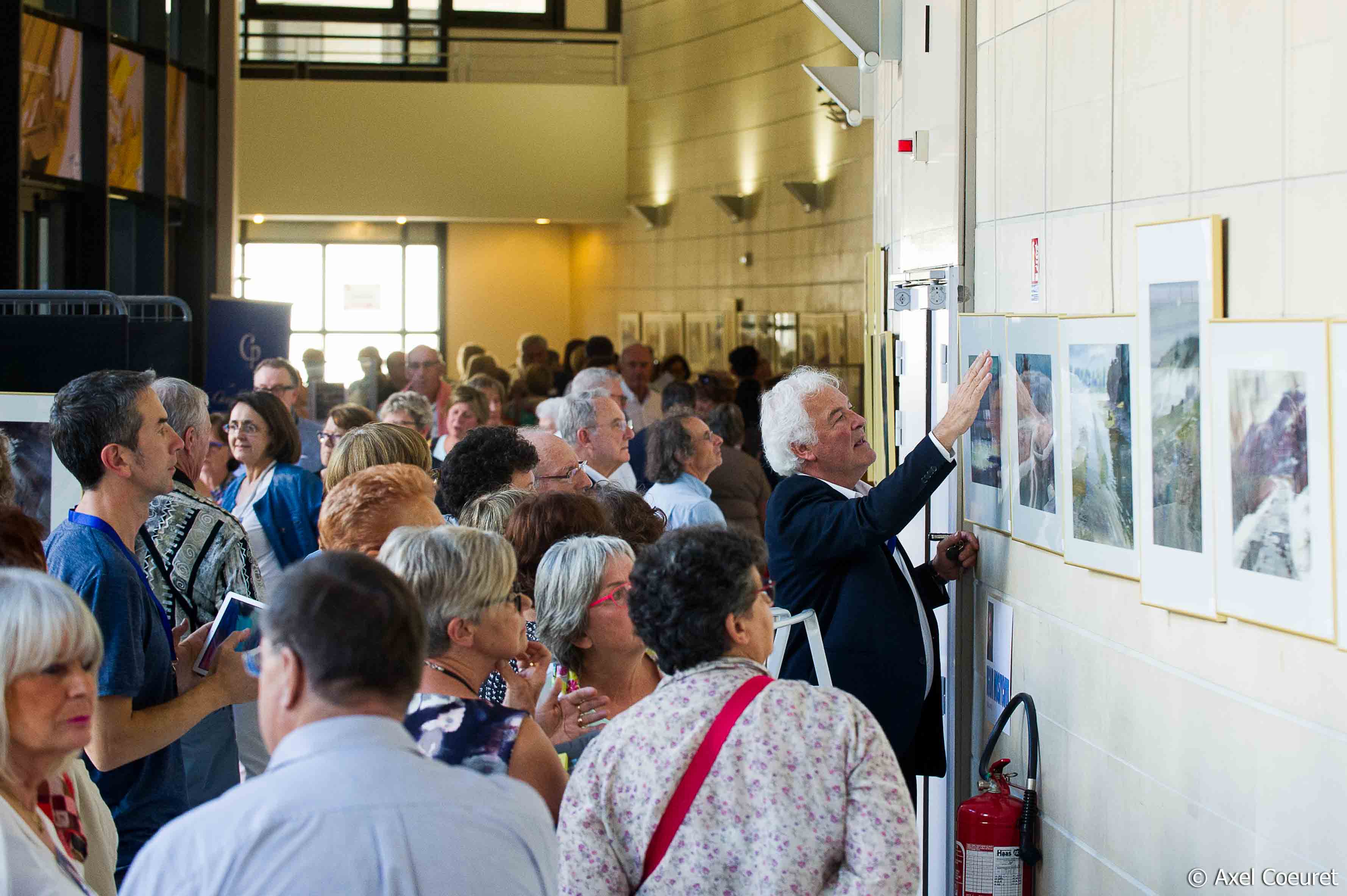 Roland Palmaerts, notre président d'honneur décrypte une aquarelle devant un public intéressé ( Notez la présence de Serguei Kurbatov à gauche )
